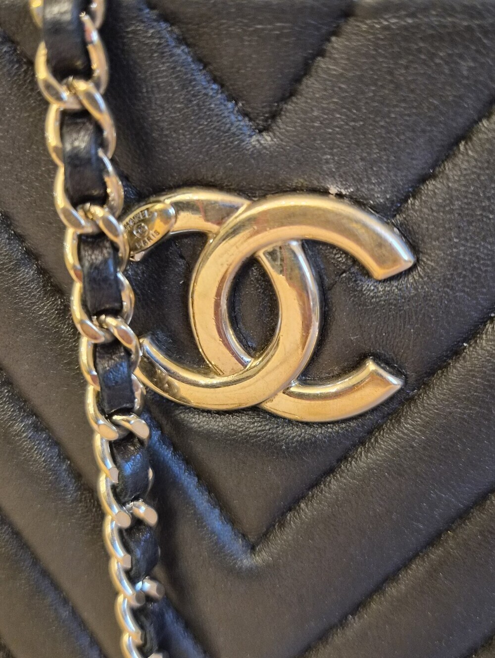 Chanel Chevron Camera Bag – Black Lambskin | 20 Series | Authenticated - Picture 4 of 13